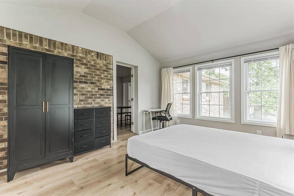 7 BR in Clarksville