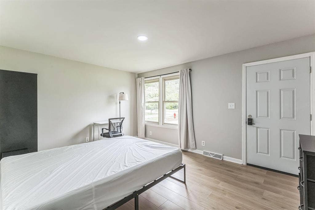 7 BR in Clarksville