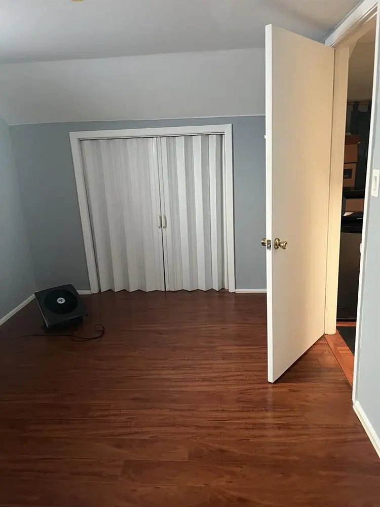 Private room upstairs /shared bath