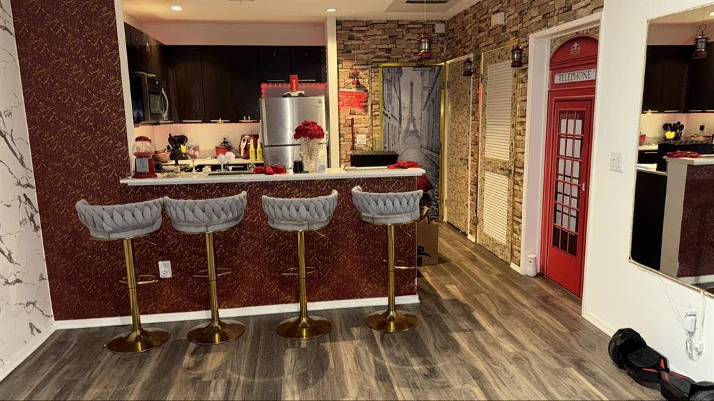 Spacious Hollywood Room!