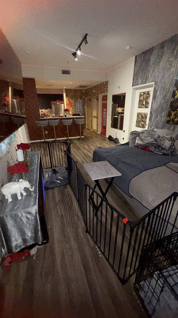 Spacious Hollywood Room!