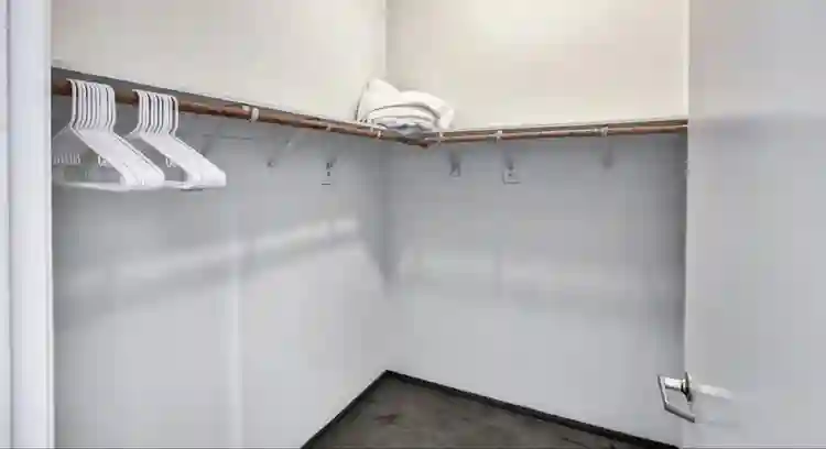 Spacious Hollywood Room!
