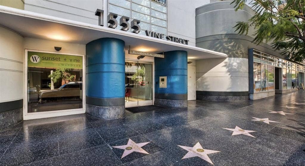 Spacious Hollywood Room!