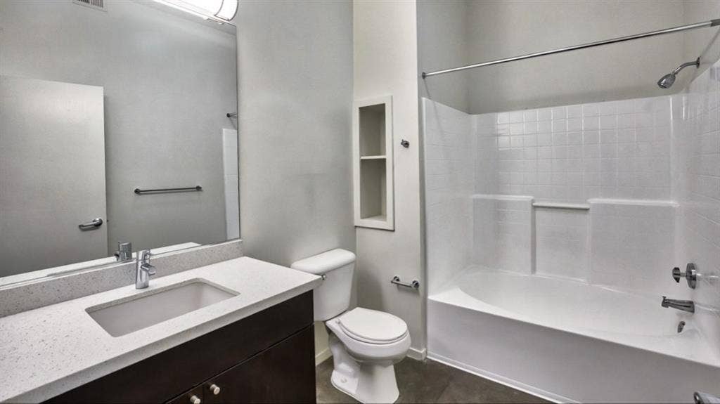 Spacious Hollywood Room!