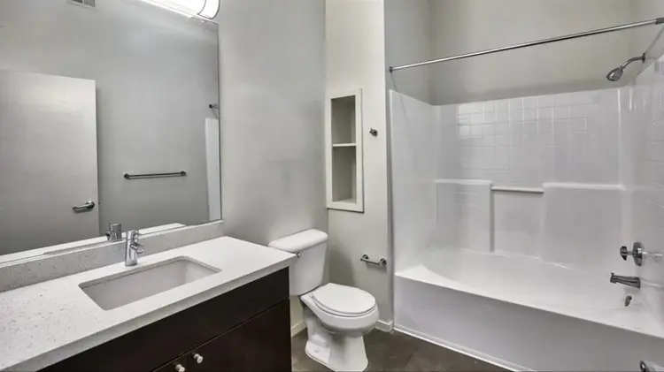 Spacious Hollywood Room!
