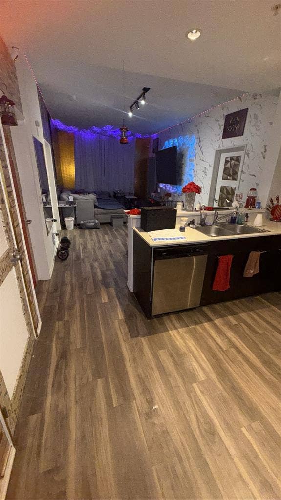Spacious Hollywood Room!