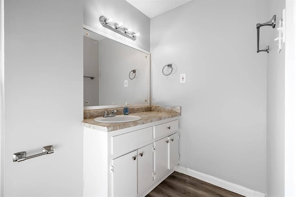 7 BR in Riverdale