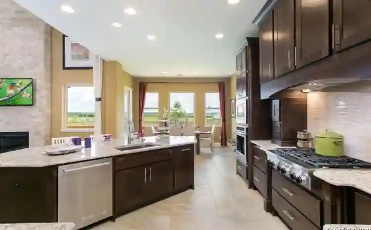4 BR in Converse