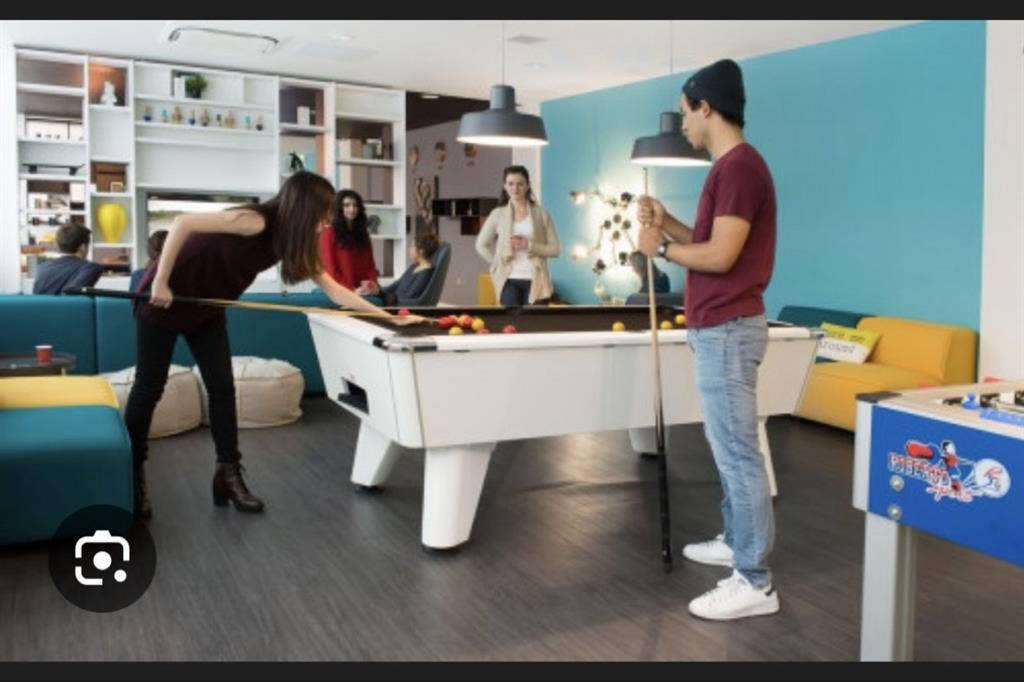 Urgent:Bright en-suite studentroom!