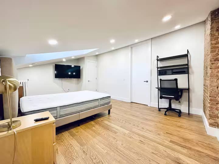 Huge Room - Bushwick