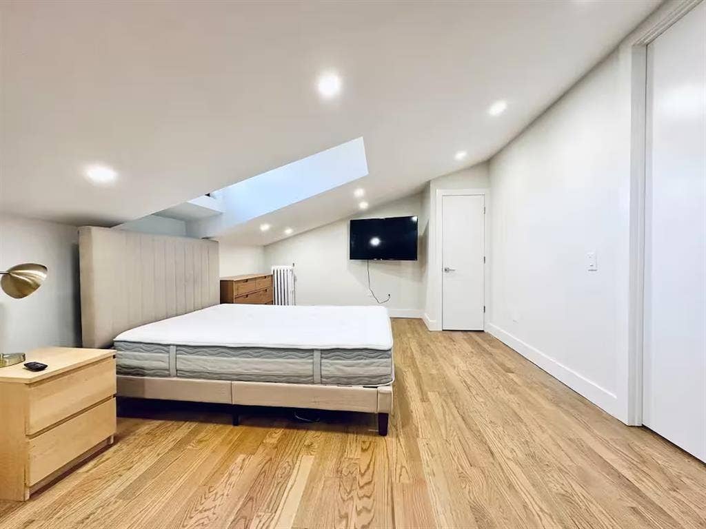 Room in Huge Apt - Bushwick