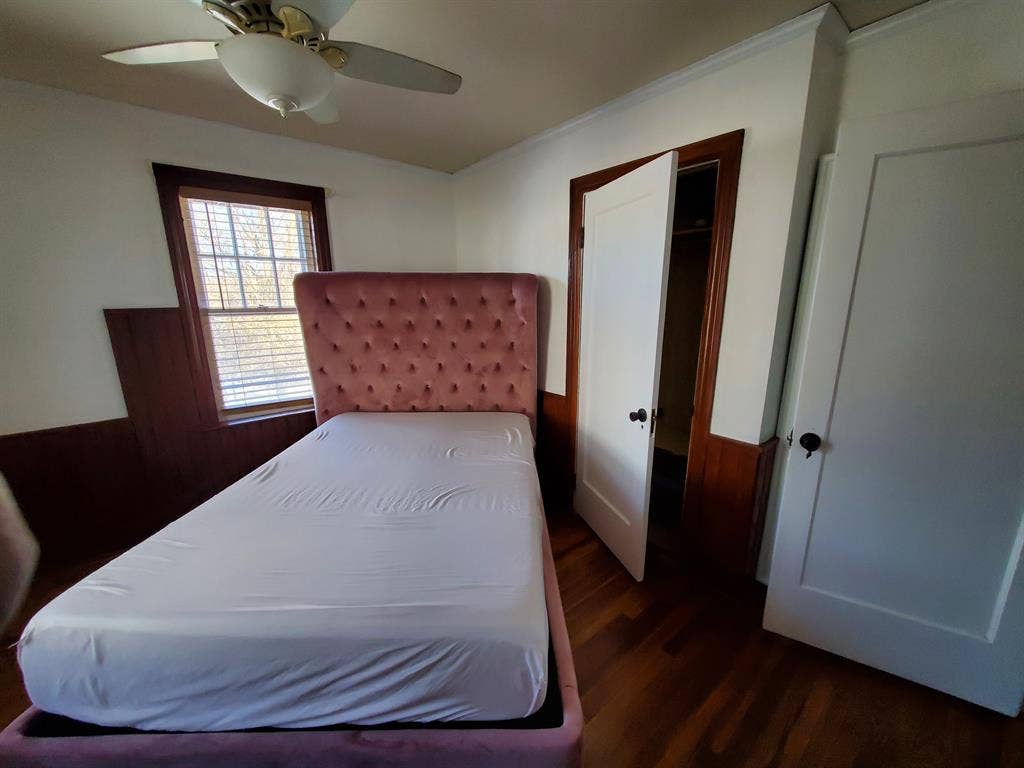 Private Bedroom in Calm, Respectful