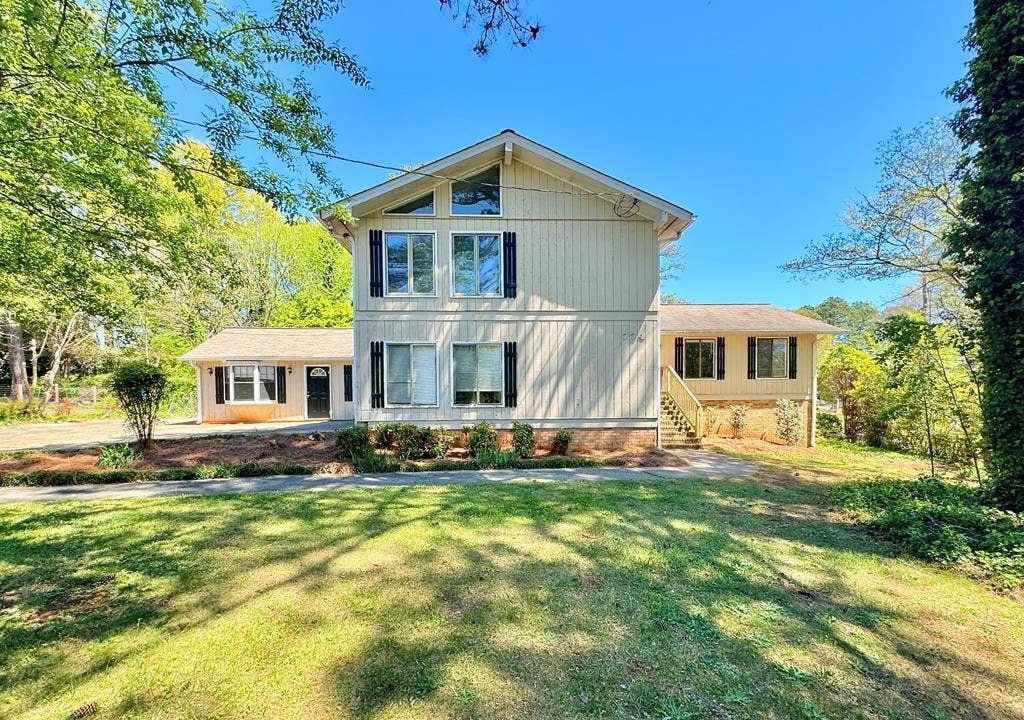 7 BR in Lawrenceville