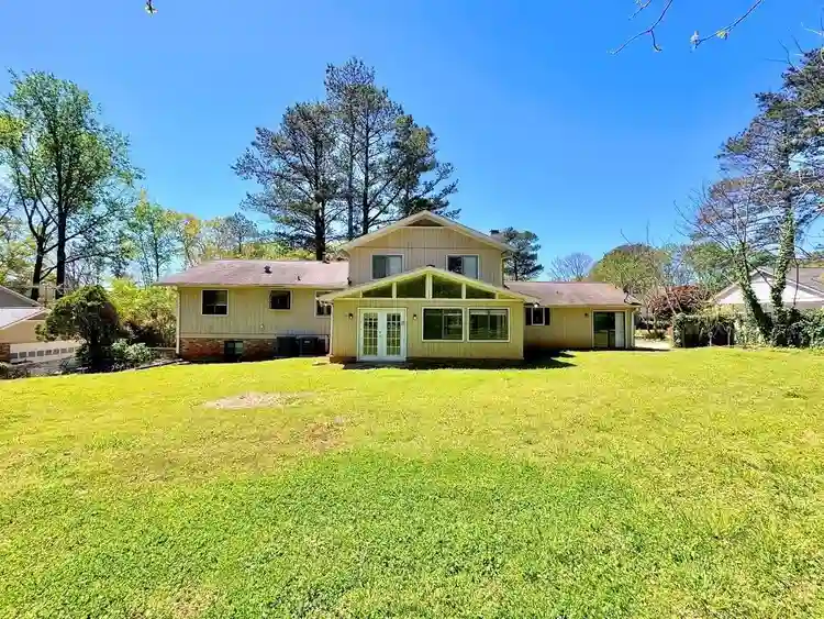 7 BR in Lawrenceville