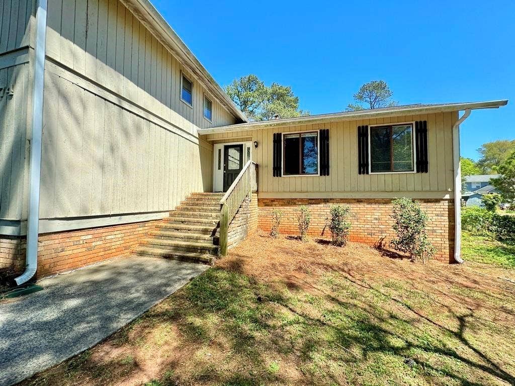7 BR in Lawrenceville