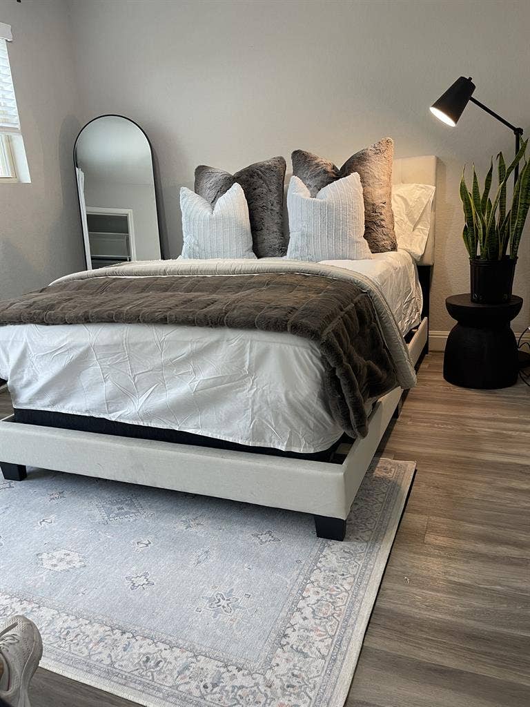 Fully Furnished Extra-Large Room