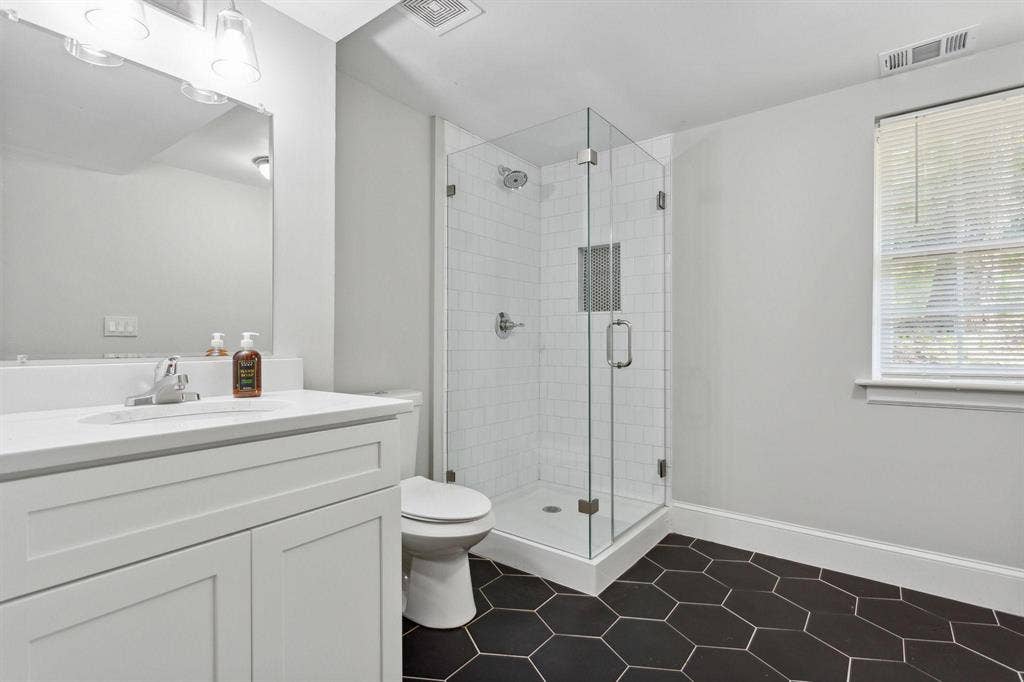 7 BR in Lawrenceville
