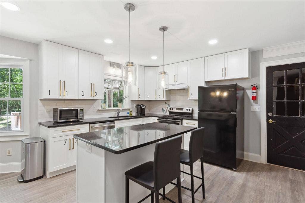 7 BR in Lawrenceville
