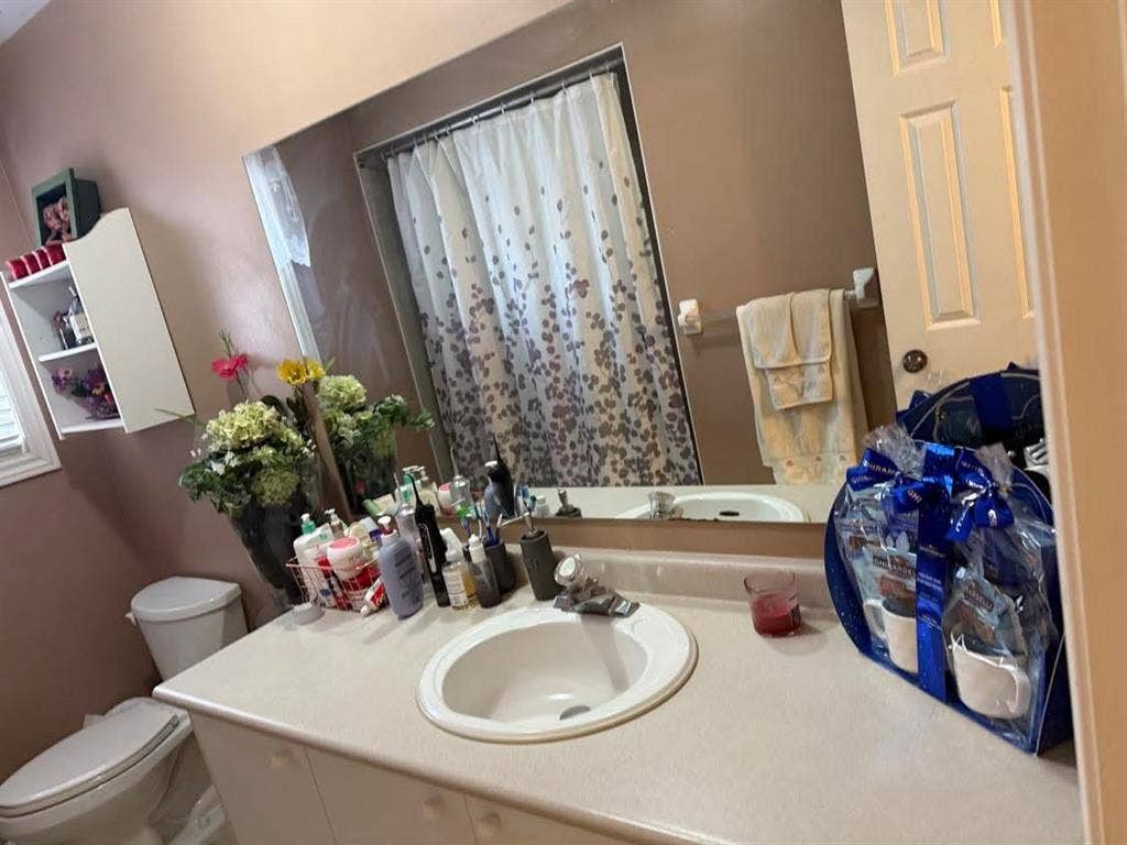 Room for rent available $