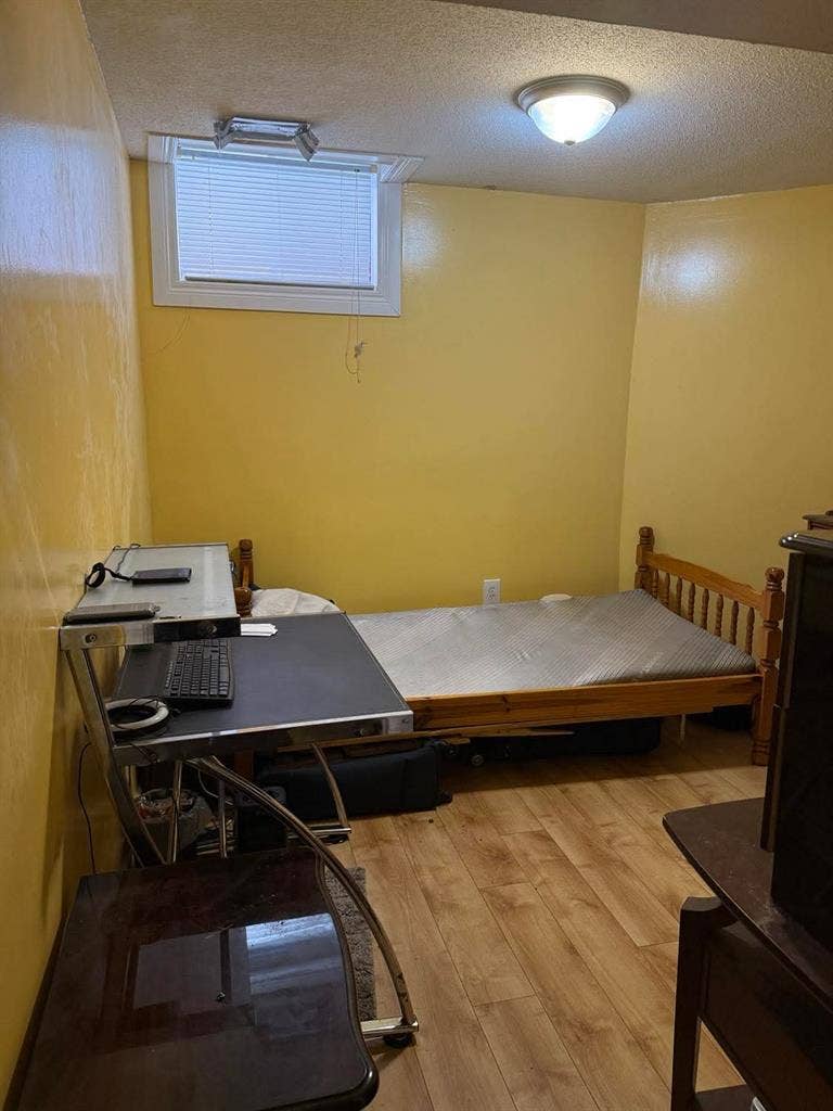 Room for rent available $