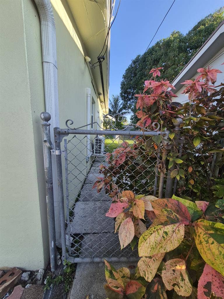 EFFICIENCY/STUDIO PRIVATE ENTRANCE