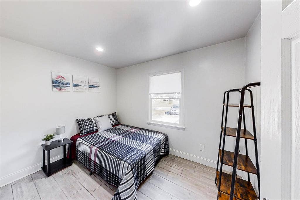 10 BR in Forest Park