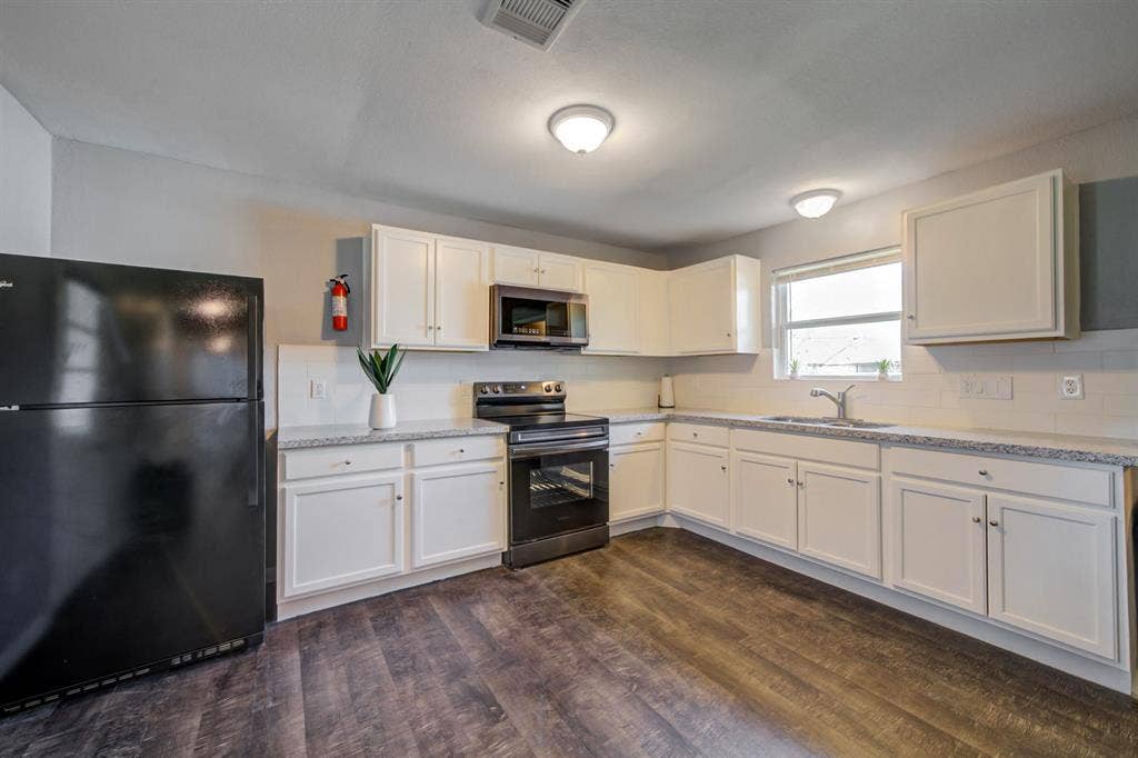 9 BR in Houston