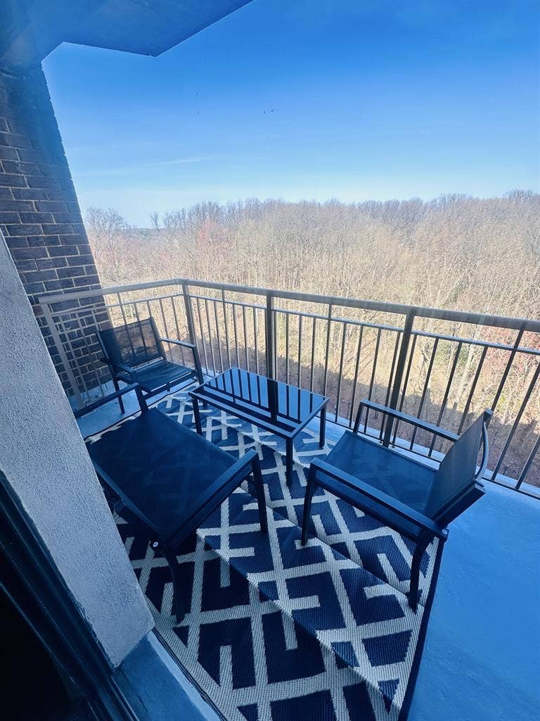 Bright private Bedroom in b