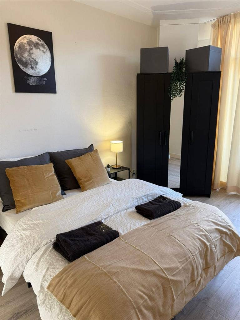 I am Looking for Female room mate!