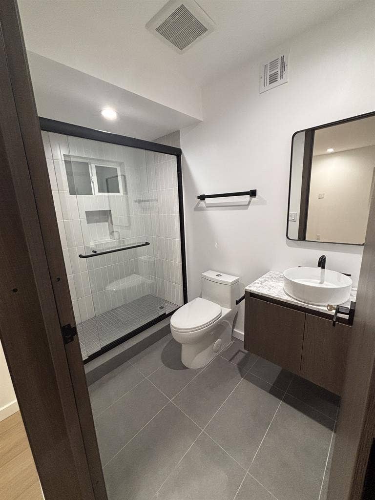 BA townhouse, two rooms avail