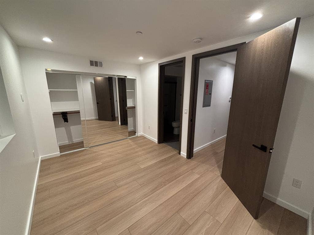 BA townhouse, two rooms avail
