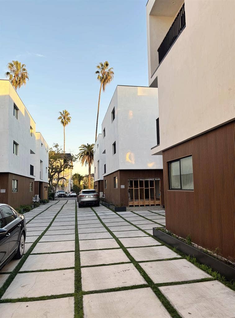 BA townhouse, two rooms avail