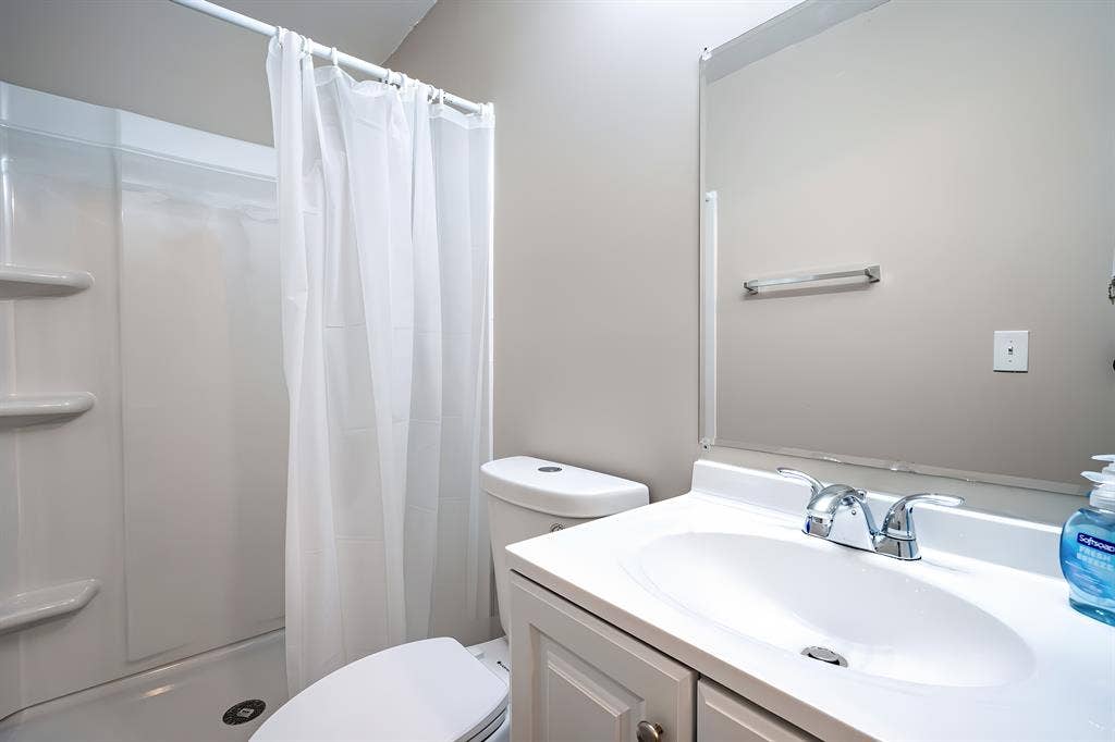 5 BR in Riverdale
