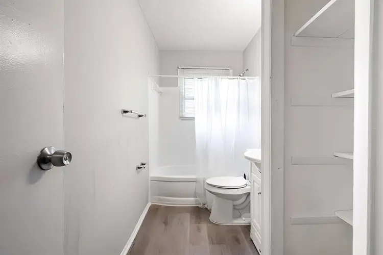5 BR in Riverdale