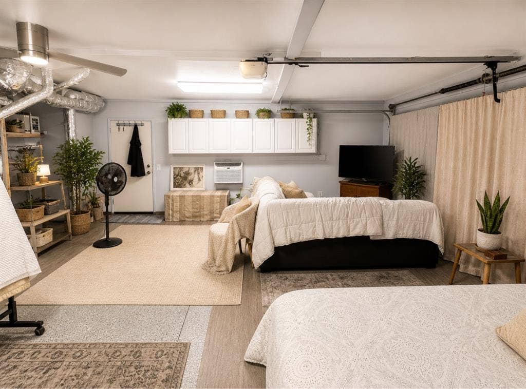 Large studio w private entrance.