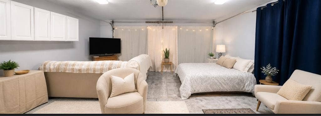 Large studio w private entrance.