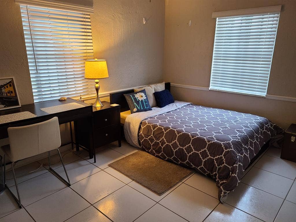 Cozy Home min from the Beach
!