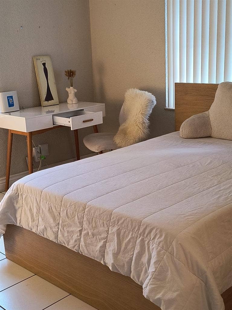Spacious room min from the beach!