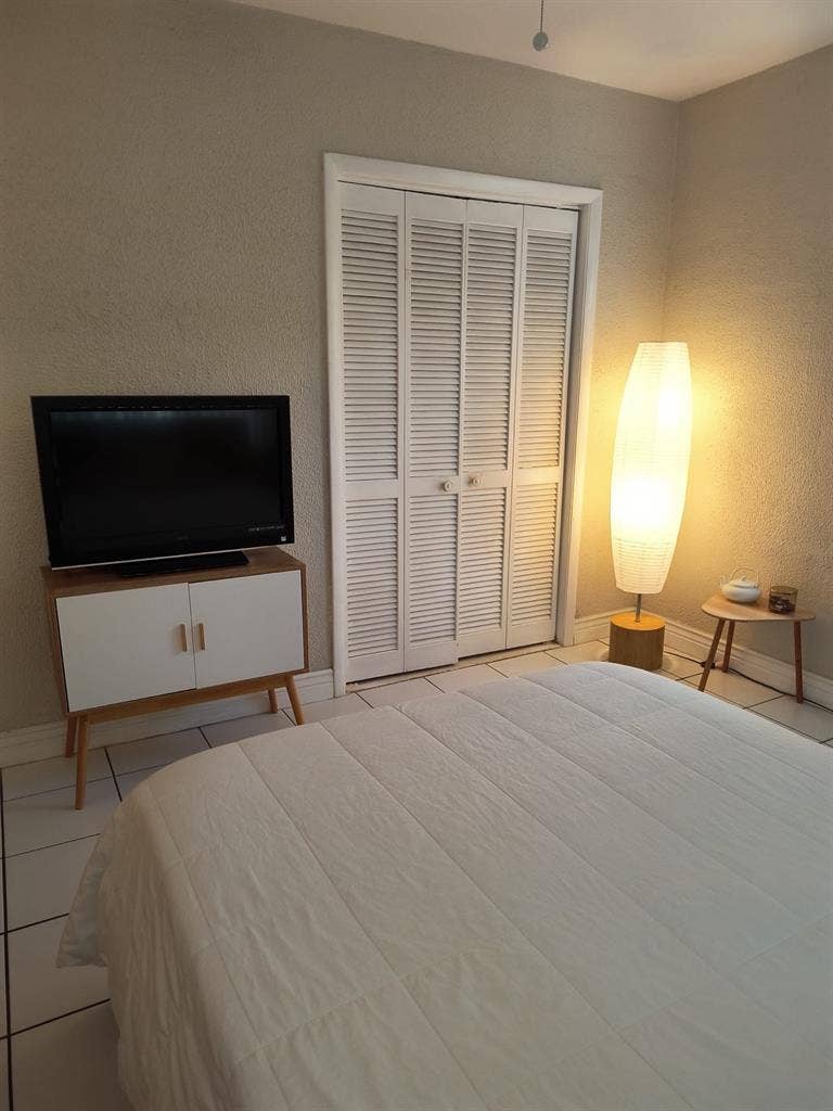 Spacious room min from the beach!