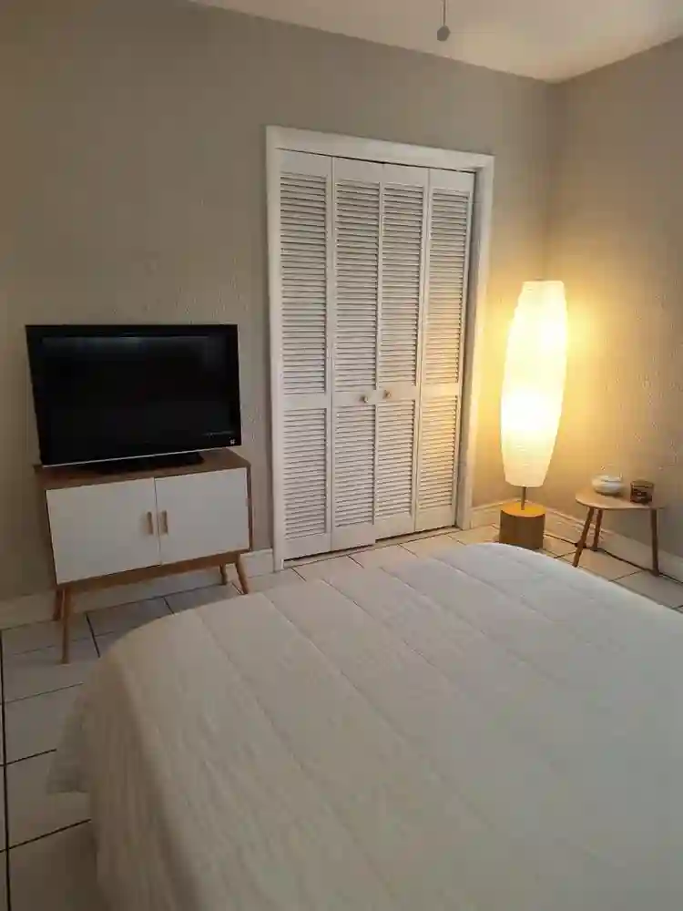 Spacious room min from the beach!