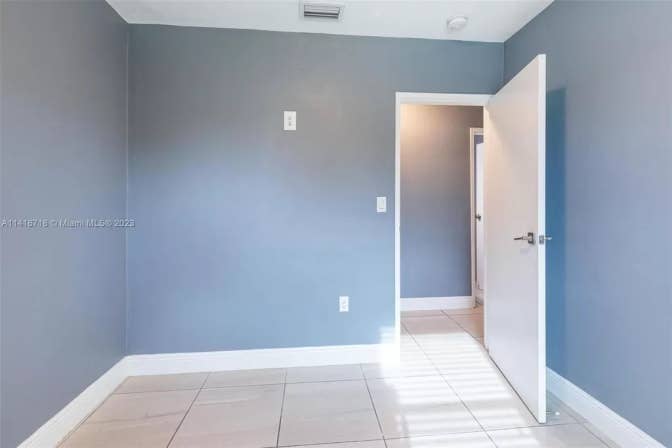 Hollywood/Pem Pines Priv Room Avail