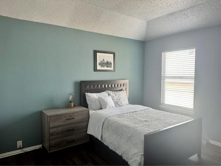 LOOKING FOR A ROOMMATE!