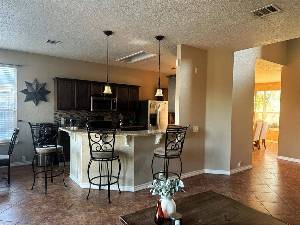 LOOKING FOR A ROOMMATE!