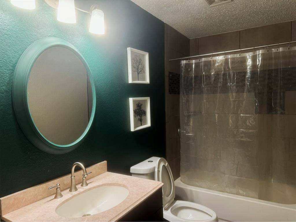 LOOKING FOR A ROOMMATE!