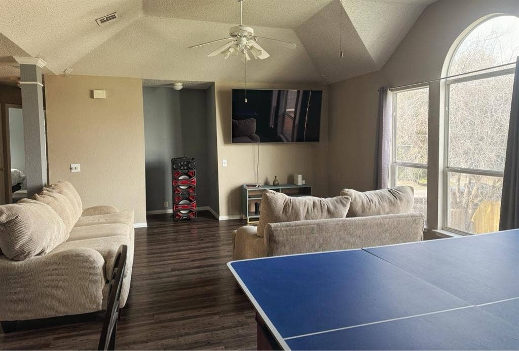 LOOKING FOR A ROOMMATE!