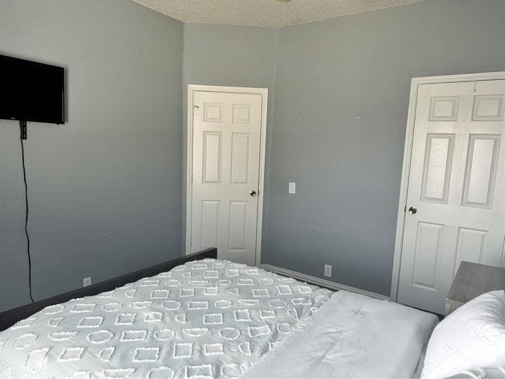 LOOKING FOR A ROOMMATE!