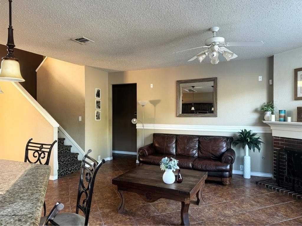 LOOKING FOR A ROOMMATE!