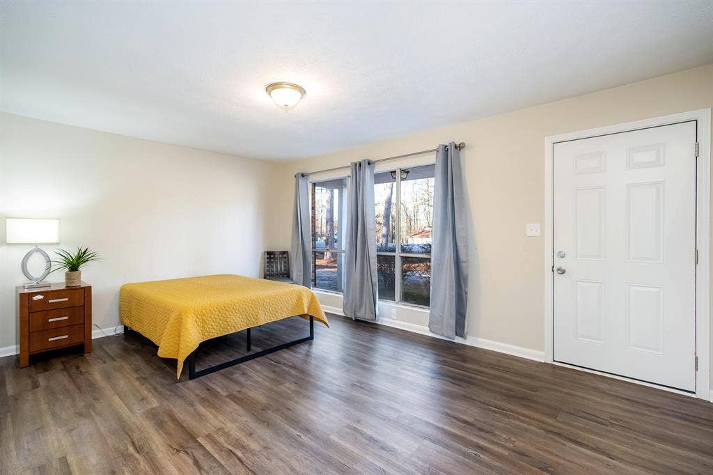 5 BR in Douglasville