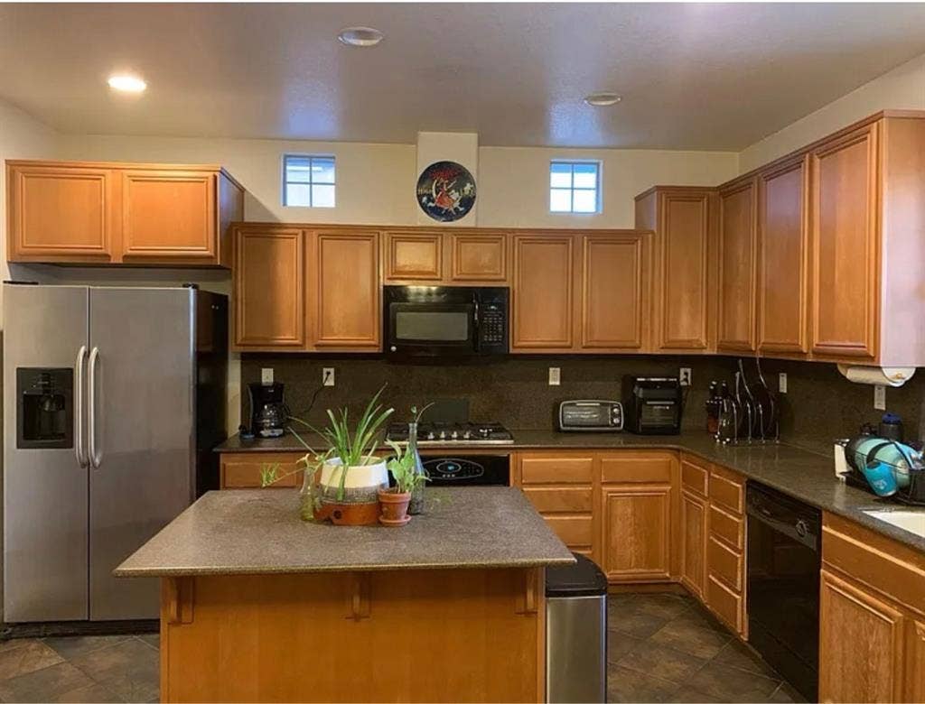 Master bedroom for rent(town house)