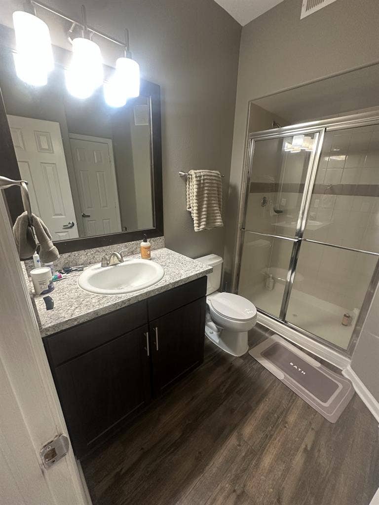 Looking for roommate